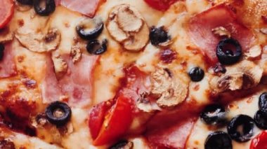 Pizzacıda pizza kapriciosa, yakın plan yemek. Yüksek kalite 4k görüntü