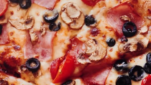Пицца Каприциоса Пиццерии Еда Крупным Планом Высококачественные Кадры — стоковое видео