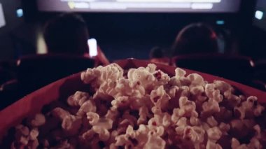 Sinema ve eğlence, sinema salonunda patlamış mısır kutusu TV şovu, yayın ve film endüstrisi üretimi için. Yüksek kalite 4k görüntü