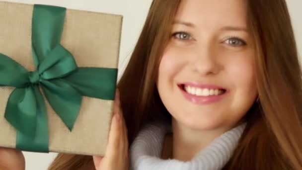 礼物和圣诞快乐的概念 快乐的女人微笑着 拿着包装好的礼品盒 高质量的4K镜头 — 图库视频影像