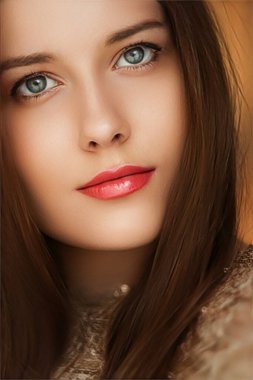 Güzellik, lüks moda ve cazibe, altın gibi giyinmiş güzel kadın, portre