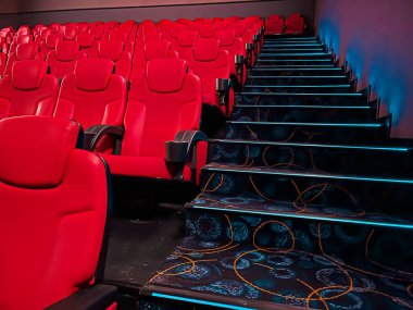 Sinema ve eğlence, televizyon şovu için boş kırmızı sinema koltukları ve film endüstrisi markalaşması