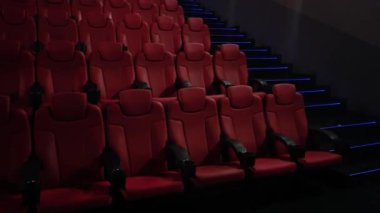 Sinema ve eğlence, televizyon şovu için boş kırmızı sinema koltukları ve film endüstrisi üretimi. Yüksek kalite 4k görüntü