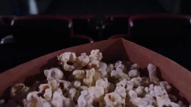 Sinema ve eğlence, sinema salonunda patlamış mısır kutusu TV şovu, yayın ve film endüstrisi üretimi için. Yüksek kalite 4k görüntü
