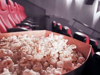Sinema ve eğlence, TV şovu için sinema salonunda patlamış mısır kutusu ve film endüstrisi markası.