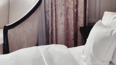 Ev dekorasyonu ve iç dekorasyon, lüks yatak odasındaki beyaz yatak odası, çarşaf yıkama ve mobilya işleri. Yüksek kalite 4k görüntü