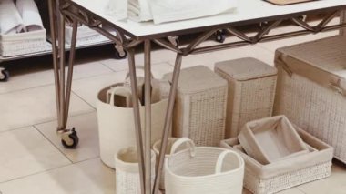 Ev dekorasyonu ve sürdürülebilir marka konsepti. Kitlesel market alışveriş merkezinde ev eşyaları, mobilya ve iç tasarım dekorasyon ürünlerinin çevre dostu lüks koleksiyonu. Yüksek kalite 4k