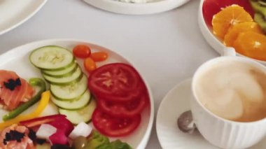 Lüks otel ve beş yıldızlı oda servisi, çeşitli yemek tabakları, ekmek ve kahve oda kahvaltısı seyahat ve misafirperverlik için. Yüksek kalite 4k görüntü