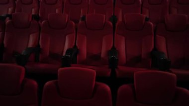 Sinema ve eğlence, televizyon şovu için boş kırmızı sinema koltukları ve film endüstrisi üretimi. Yüksek kalite 4k görüntü