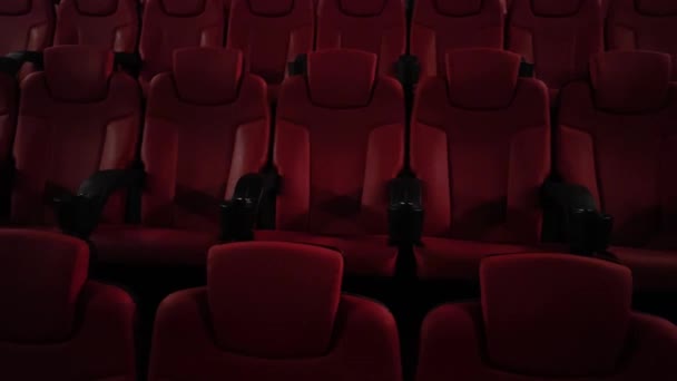 电影院和娱乐场所 空的红色电影院座位为电视剧流媒体服务和电影业制作 高质量的4K镜头 — 图库视频影像