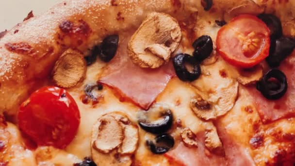 Pizza Capriciosa Pizzériában Kaja Közelkép Kiváló Minőségű Felvételek — Stock videók