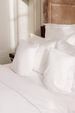 Ev dekorasyonu ve iç tasarım, lüks yatak odasındaki beyaz yatak odası, çarşaf yıkama servisi ve mobilya ayrıntıları.