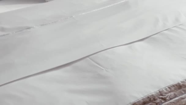 Decoração Casa Design Interiores Cama Com Roupa Cama Branca Quarto — Vídeo de Stock