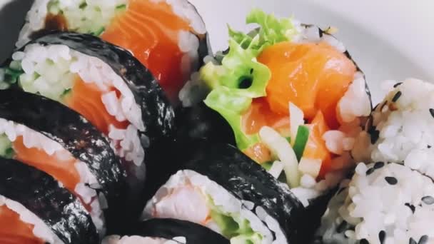 食物和饮食 餐馆里的日本寿司 午餐或晚餐用的亚洲菜 美味的食谱 — 图库视频影像