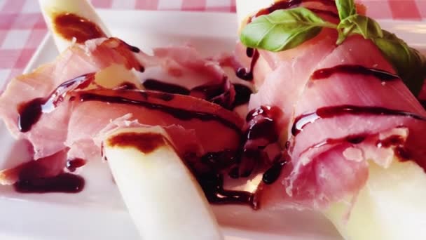 Proscuitto Ζαμπόν Πεπόνι Σερβίρεται Στο Πιάτο Στο Εστιατόριο Παραδοσιακό Ιταλικό — Αρχείο Βίντεο