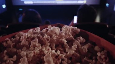 Sinema ve eğlence, sinema salonunda patlamış mısır kutusu TV şovu, yayın ve film endüstrisi üretimi için. Yüksek kalite 4k görüntü