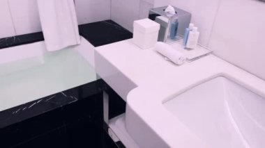 İç dizayn ve dekorasyon malzemeleri, lüks siyah mermer döşemeli banyo beş yıldızlı otel odasında, ayrıntılar.