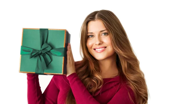 誕生日 クリスマスや休日プレゼント 幸せな女性を保持緑の贈り物や豪華な美しさボックスのサブスクリプションの配信白い背景に隔離され 肖像画 — ストック写真