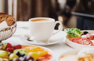 Lüks otel ve beş yıldızlı oda servisi, çeşitli yemek tabakları, ekmek ve kahve seyahat ve konukseverlik markası olarak oda kahvaltısı.