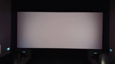 Sinema ve eğlence, televizyon şovu için boş kırmızı sinema koltukları ve film endüstrisi üretimi. Yüksek kalite 4k görüntü