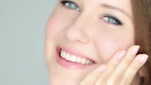 Mooie Vrouw Die Biologische Cosmetische Crème Aanbrengt Haar Gezicht Aanraakt — Stockvideo
