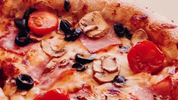 Pizza Capriciosa Pizzerii Jídlo Zblízka Vysoce Kvalitní Záběry — Stock video