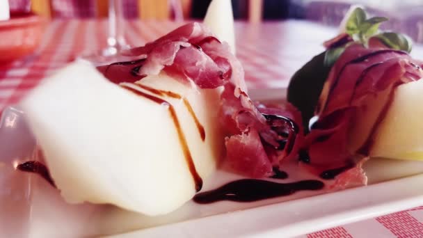 Proscuitto Ζαμπόν Πεπόνι Σερβίρεται Στο Πιάτο Στο Εστιατόριο Παραδοσιακό Ιταλικό — Αρχείο Βίντεο