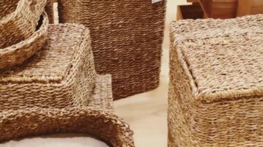 Ev dekorasyonu ve sürdürülebilir marka konsepti. Kitlesel market alışveriş merkezinde ev eşyaları, mobilya ve iç tasarım dekorasyon ürünlerinin çevre dostu lüks koleksiyonu. Yüksek kalite 4k