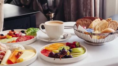 Lüks otel ve beş yıldızlı oda servisi, çeşitli yemek tabakları, ekmek ve kahve oda kahvaltısı seyahat ve misafirperverlik için. Yüksek kalite 4k görüntü