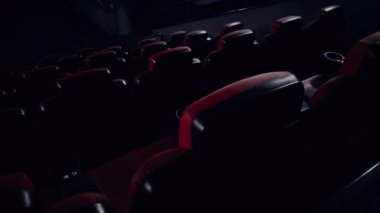 Sinema ve eğlence, televizyon şovu için boş kırmızı sinema koltukları ve film endüstrisi üretimi. Yüksek kalite 4k görüntü