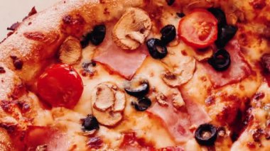 Pizzacıda pizza kapriciosa, yakın plan yemek. Yüksek kalite 4k görüntü