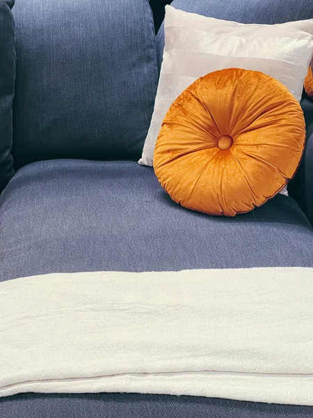 リビングルームやオフィス 家具や装飾の詳細で家の装飾やインテリアデザイン 現代的な青のソファとオレンジの枕 — ストック写真