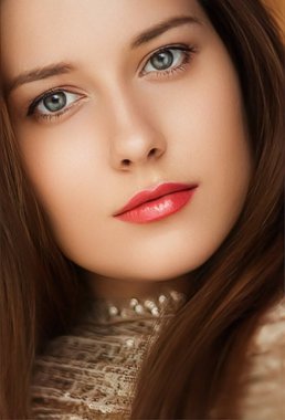 Güzellik, lüks moda ve cazibe, altın gibi giyinmiş güzel kadın, portre