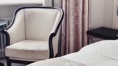 Ev dekorasyonu ve iç dekorasyon, lüks yatak odasındaki beyaz yatak odası, çarşaf yıkama ve mobilya işleri. Yüksek kalite 4k görüntü