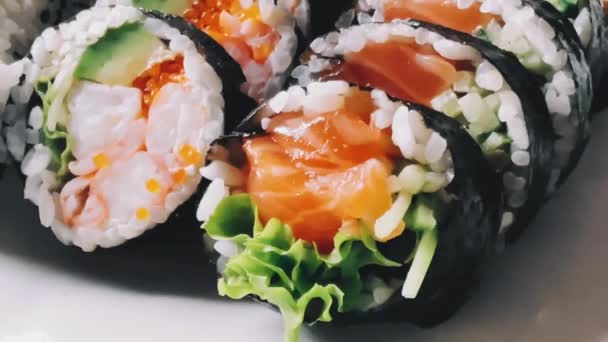 食物和饮食 餐馆里的日本寿司 午餐或晚餐用的亚洲菜 美味的食谱 — 图库视频影像