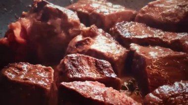 Kırmızı et tarifi ve yemek hazırlama süreci, kızartma tavasında biftek pişirme. Yüksek kalite 4k görüntü