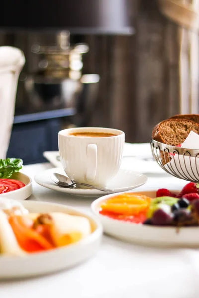 โรงแรมหร หราและบร การห าดาวจานอาหารต างๆขนมป งและกาแฟเป นอาหารเช าในห องพ าหร — ภาพถ่ายสต็อก