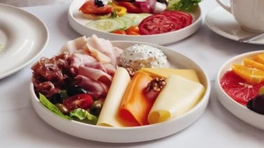 Lüks otel ve beş yıldızlı oda servisi, çeşitli yemek tabakları, ekmek ve kahve oda kahvaltısı seyahat ve misafirperverlik için. Yüksek kalite 4k görüntü