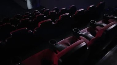 Sinema ve eğlence, televizyon şovu için boş kırmızı sinema koltukları ve film endüstrisi üretimi. Yüksek kalite 4k görüntü
