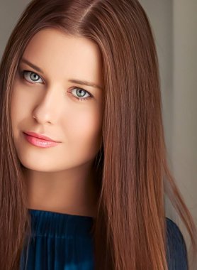 Güzellik ve kadınlık, uzun saç stili ve doğal portresi olan güzel bir kadın.