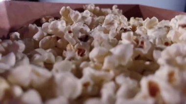Sinema ve eğlence, sinema salonunda patlamış mısır kutusu TV şovu, yayın ve film endüstrisi üretimi için. Yüksek kalite 4k görüntü
