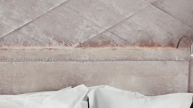 Ev dekorasyonu ve iç dekorasyon, lüks yatak odasındaki beyaz yatak odası, çarşaf yıkama ve mobilya işleri. Yüksek kalite 4k görüntü