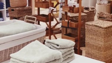Ev dekorasyonu ve sürdürülebilir marka konsepti. Kitlesel market alışveriş merkezinde ev eşyaları, mobilya ve iç tasarım dekorasyon ürünlerinin çevre dostu lüks koleksiyonu. Yüksek kalite 4k