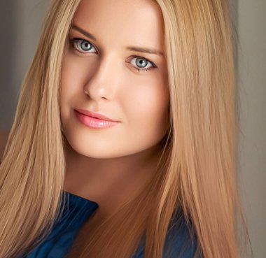 Güzellik ve kadınlık, güzel sarışın kadın uzun sarı saçlı, doğal bir portre.