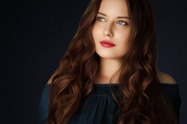 Güzellik, makyaj ve cilt bakımı, siyah arka planda uzun saçlı güzel bir kadının yüz portresi lüks kozmetik ürünleri, sağlık ve cazibe modası.