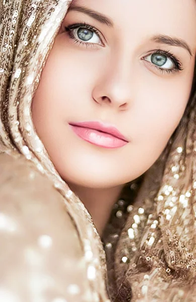 Schoonheid Luxe Mode Glamour Vrouw Gekleed Goud Portret — Stockfoto