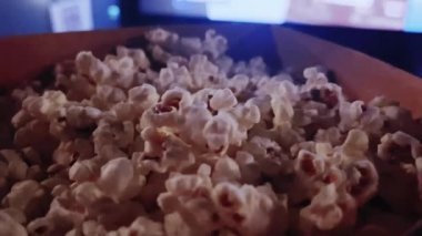 Sinema ve eğlence, sinema salonunda patlamış mısır kutusu TV şovu, yayın ve film endüstrisi üretimi için. Yüksek kalite 4k görüntü