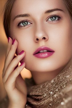 Güzellik, makyaj ve cazibe, manikür ve mor rujlu güzel bir kadının yüz portresi lüks kozmetik, tarz ve moda için altın rengi giyiyor.