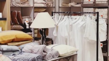 Ev dekorasyonu ve sürdürülebilir marka konsepti. Kitlesel market alışveriş merkezinde ev eşyaları, mobilya ve iç tasarım dekorasyon ürünlerinin çevre dostu lüks koleksiyonu. Yüksek kalite 4k