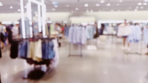 零售和商店 模糊的内景服装商店在奢侈品购物中心作为分散注意力的背景 高质量的4K镜头 — 图库视频影像
